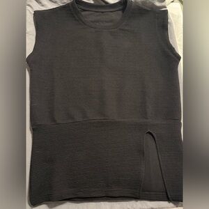 Black ribbed top with side slit. Sz. Sm